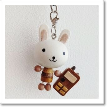 うさぎと無線機キーホルダー（金属リング式） 動物と無線機 寄せ木